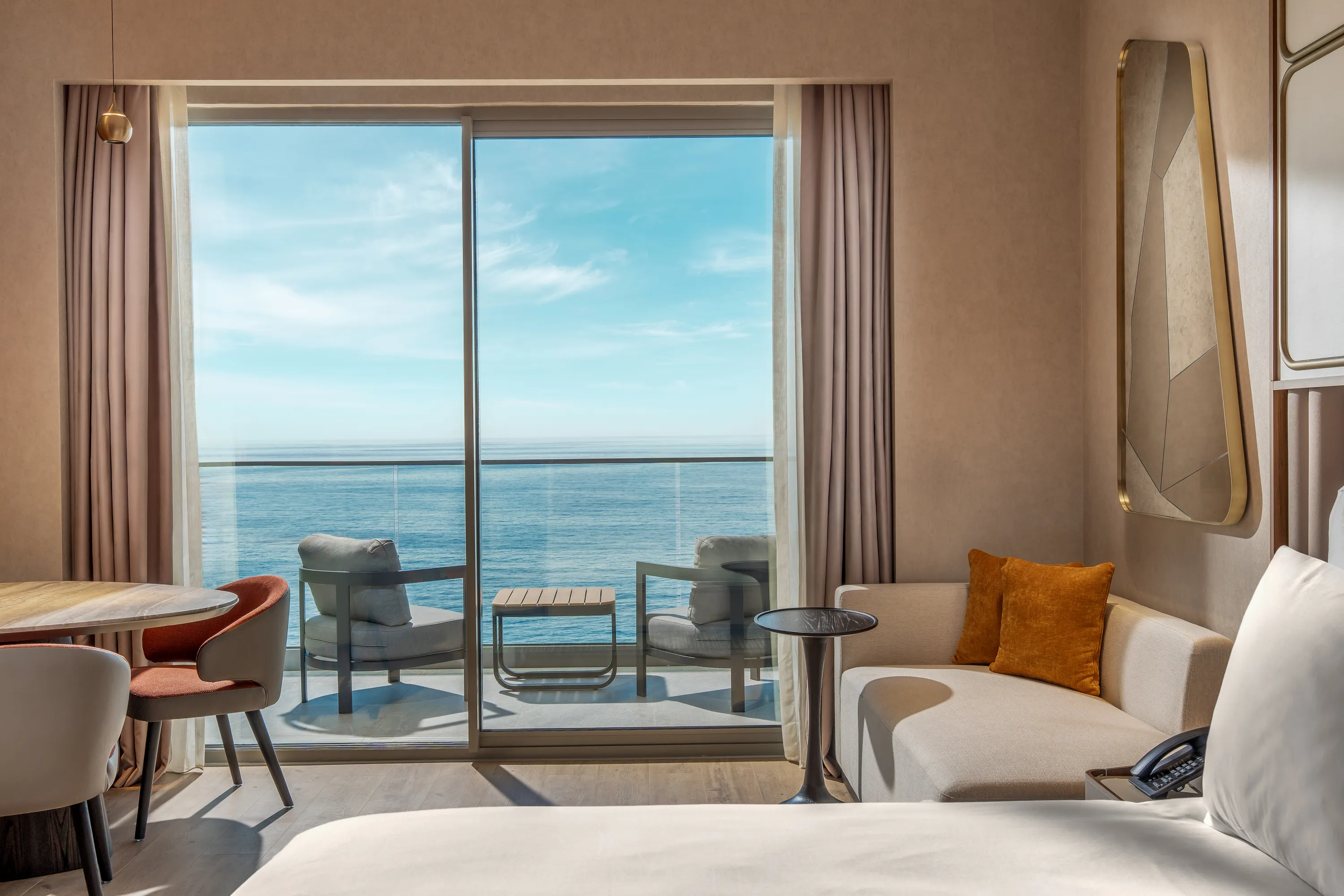 DELUXE ROOM FRENCH BED (SEA VIEW)5