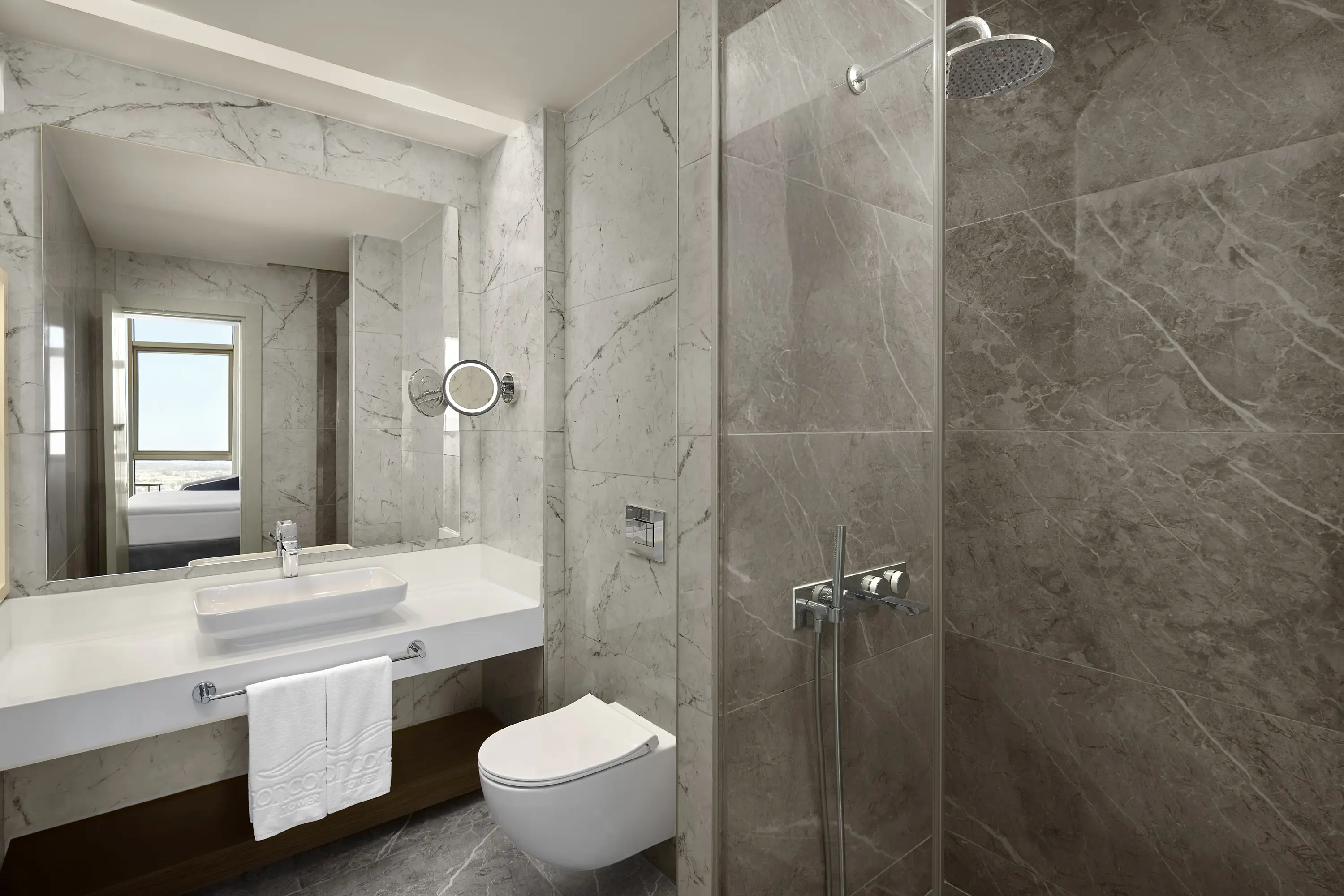 DELUXE ROOM BATHROOM