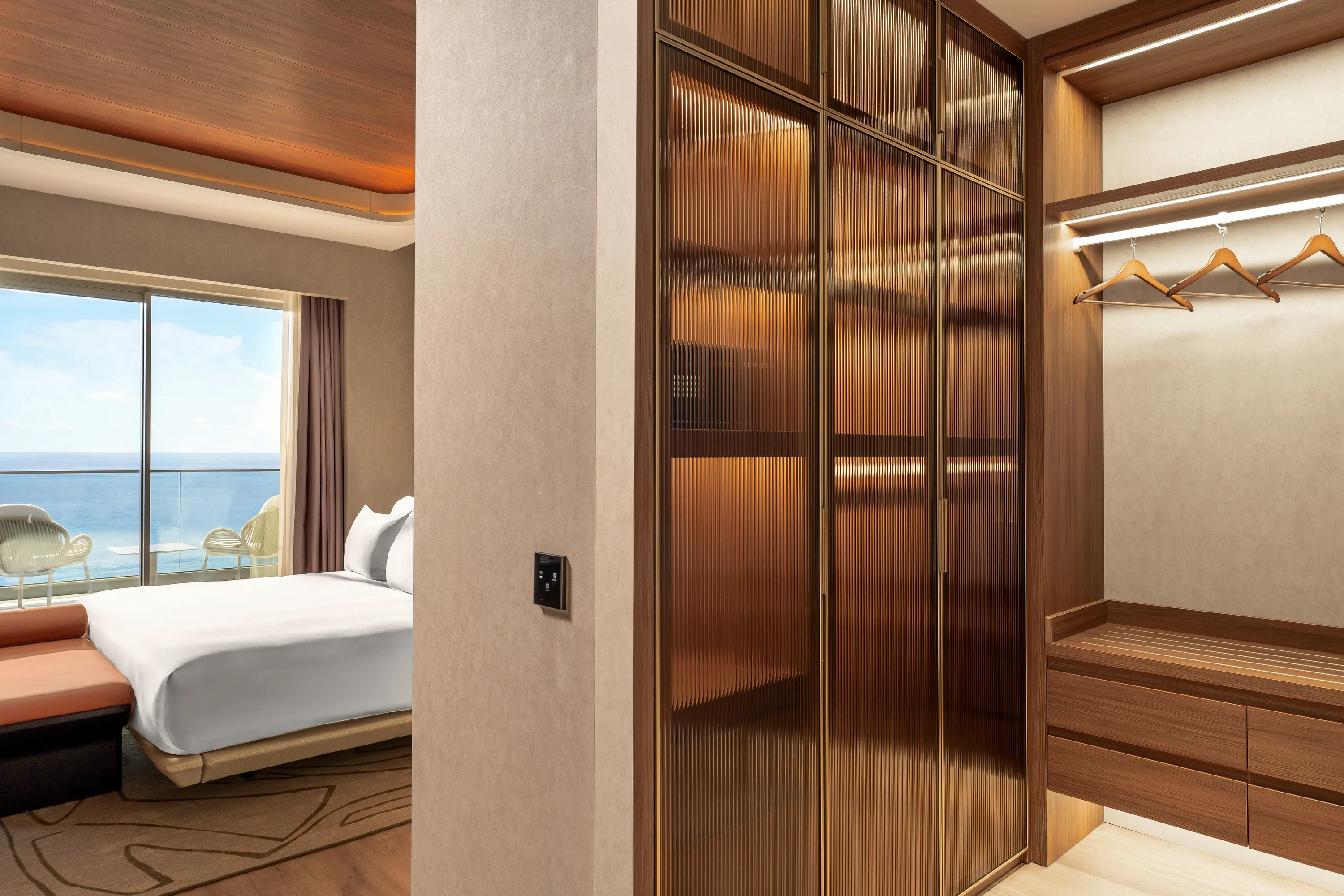 EXECUTIVE SUITE (SEA VIEW)7