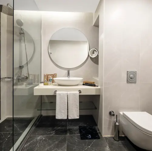 DELUXE ROOM BATHROOM 3