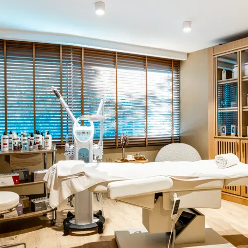 H FACIAL TREATMENT ROOM 1