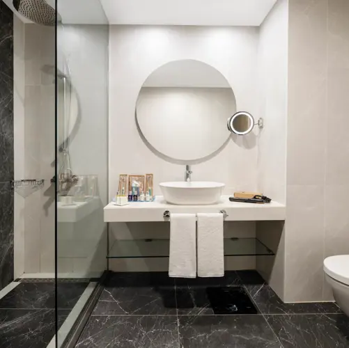 DELUXE ROOM BATHROOM 2