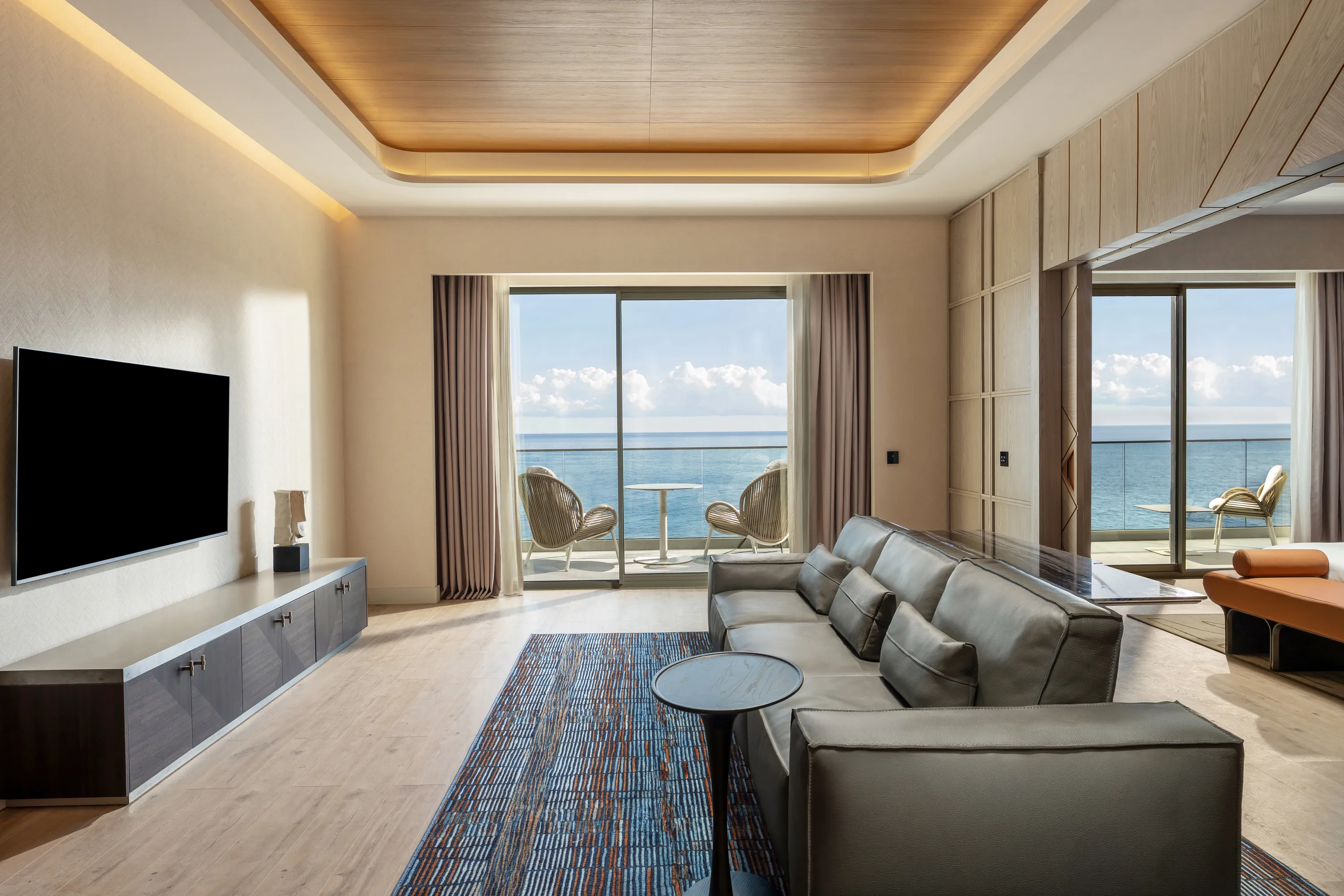 EXECUTIVE SUITE (SEA VIEW)9