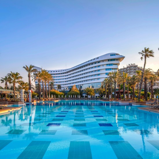 Hauptgebäude des Concorde De Luxe Resort hinter dem Außenpool